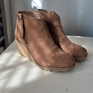 Women’s Toms wedge booties, tan suede. Women’s 9.